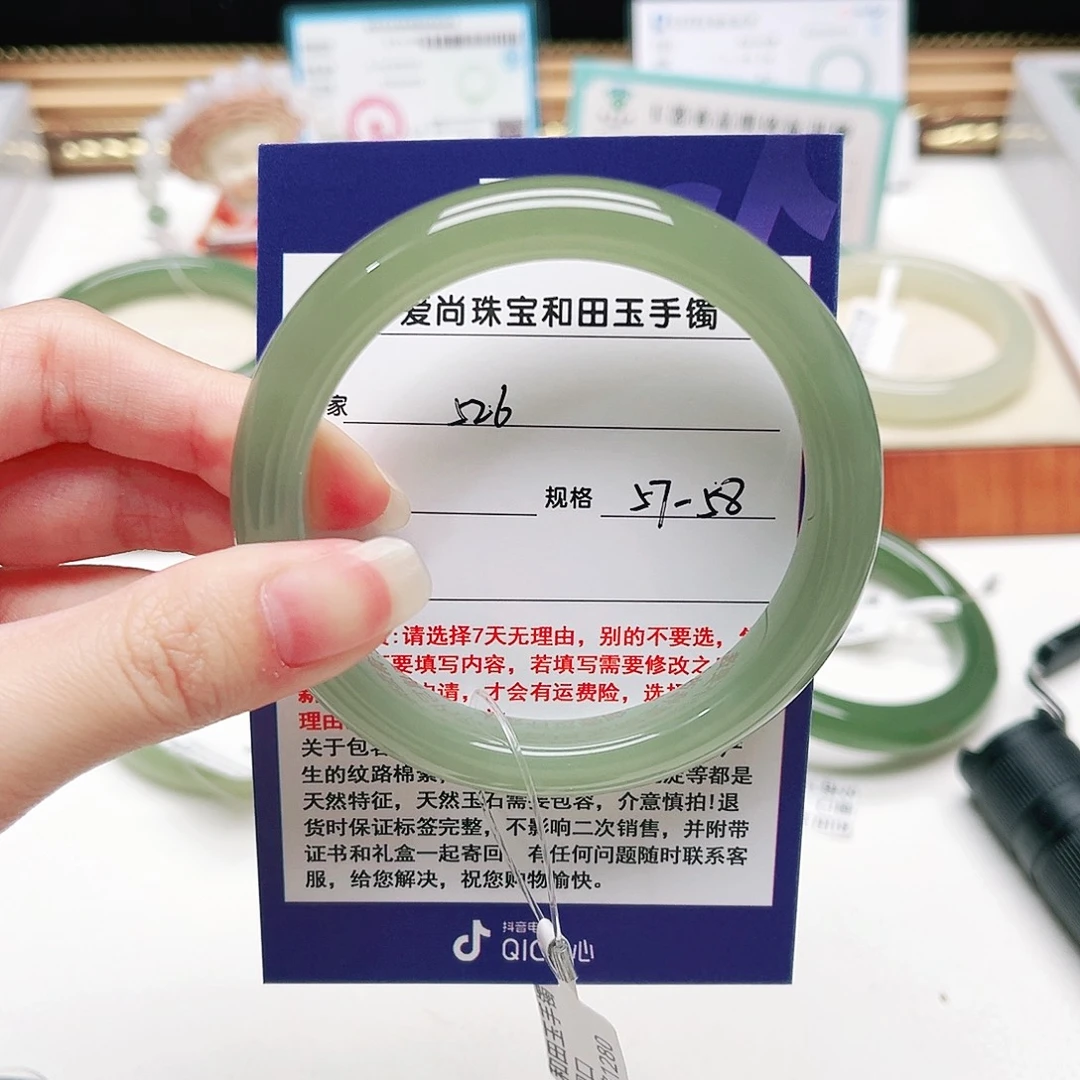 宁***姐和田玉未镶嵌手镯