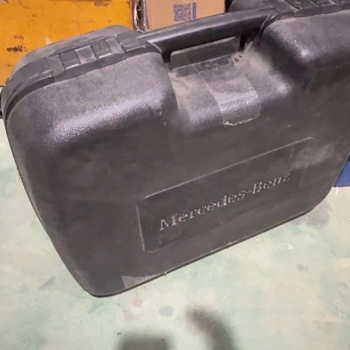 奔驰大号工具箱一个