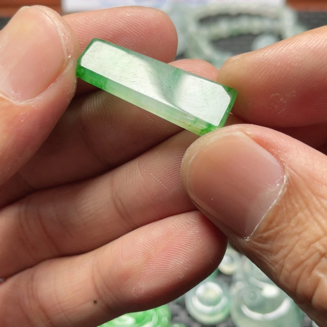 翡翠颈饰未镶嵌咖*翡翠