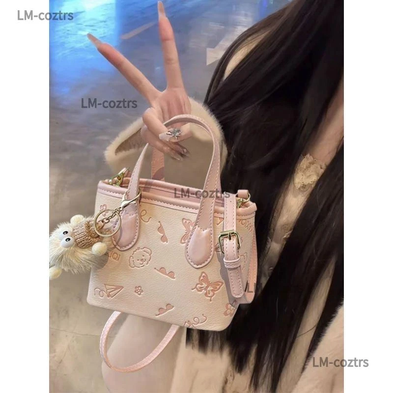 粉色水桶包包女2025新款高端大气小个子高级感轻奢超火小众斜挎包