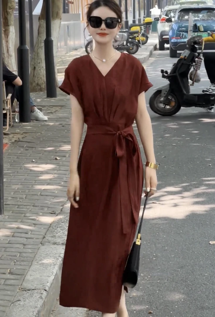 时尚气质V领红色连衣裙2025夏季新款别致系带显瘦高级感轻奢裙子