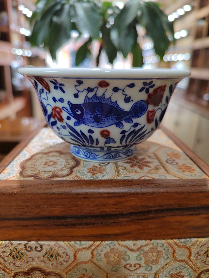 景德镇纯手绘青花釉里红鱼藻纹压手杯