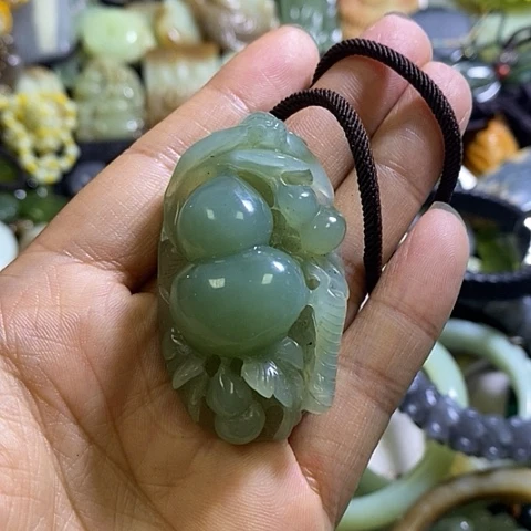 岫玉未镶嵌颈饰一个