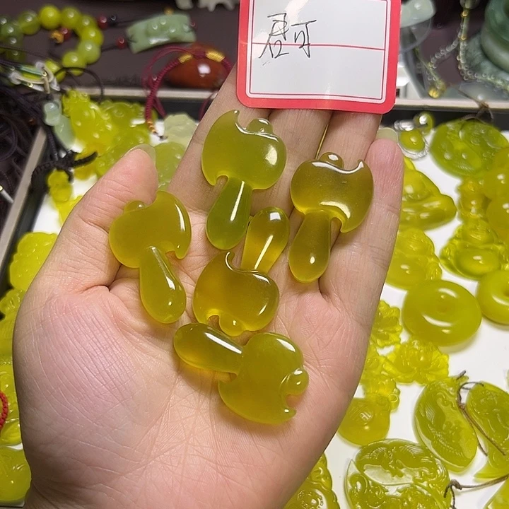 ****宝未镶嵌蛇纹石玉颈饰
