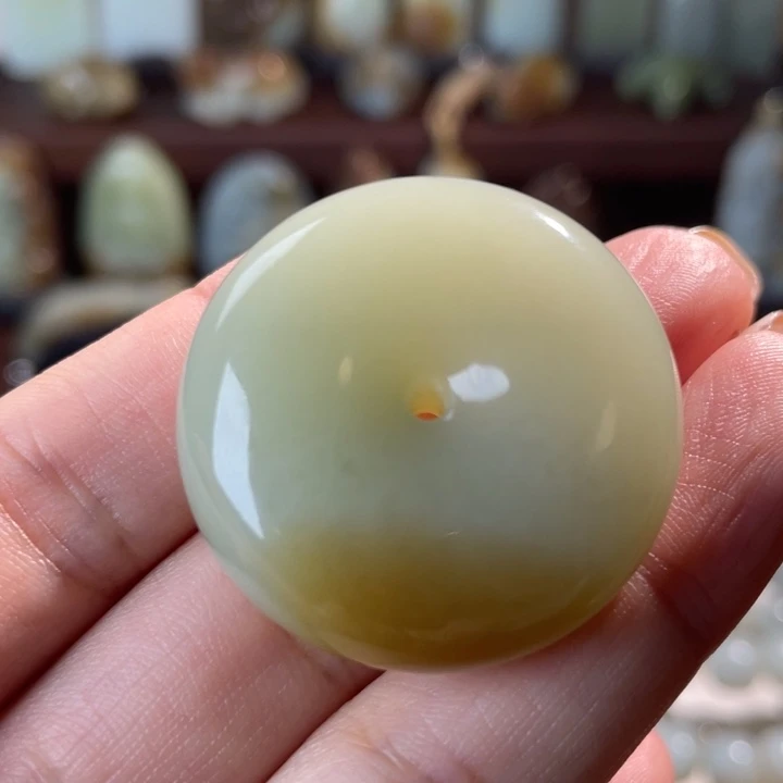 石***人和田玉未镶嵌颈饰