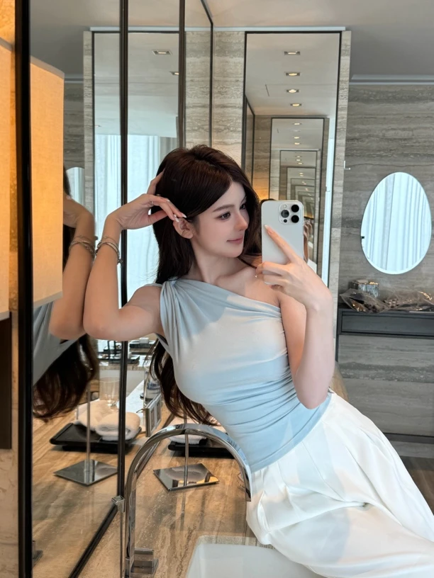 FAY【薄雾清晨】纯色斜肩无袖扭结微透小心机背心上衣