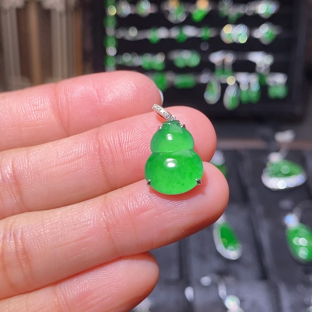颈饰18K金镶嵌翡翠葫芦吊坠