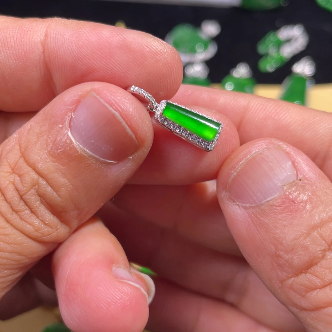 翡翠18K金镶嵌颈饰翡翠