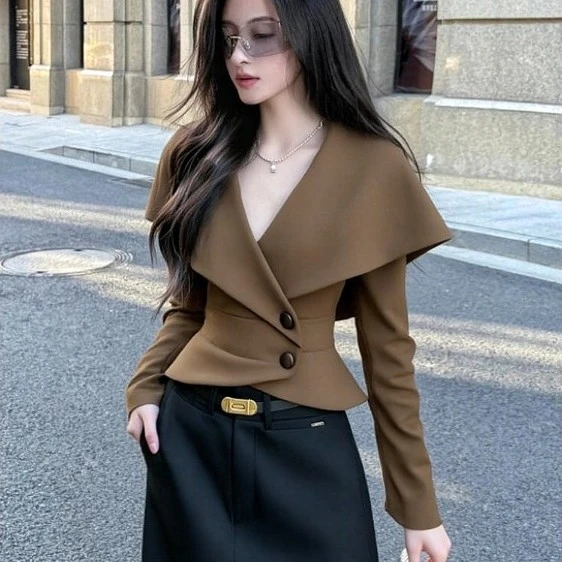 独特别致咖色斗篷上衣女2025秋季气质名媛高级感时髦洋气掐腰衬衣