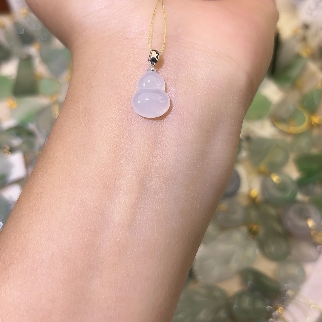 翡翠18K金镶嵌颈饰葫芦