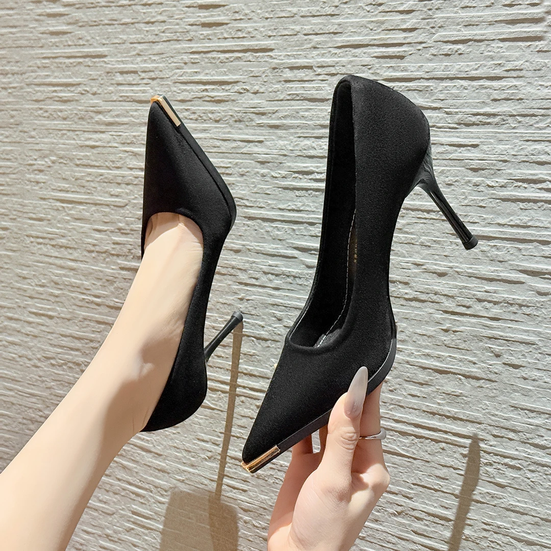 2025秋季新款尖头浅口细跟高跟鞋黑色职业气质法式防踢铁头单鞋女