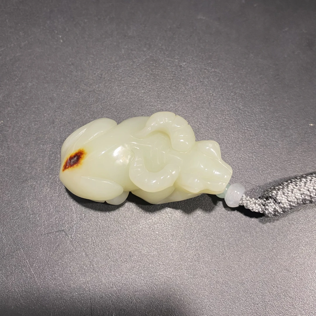 GY0080和田玉牛吊坠