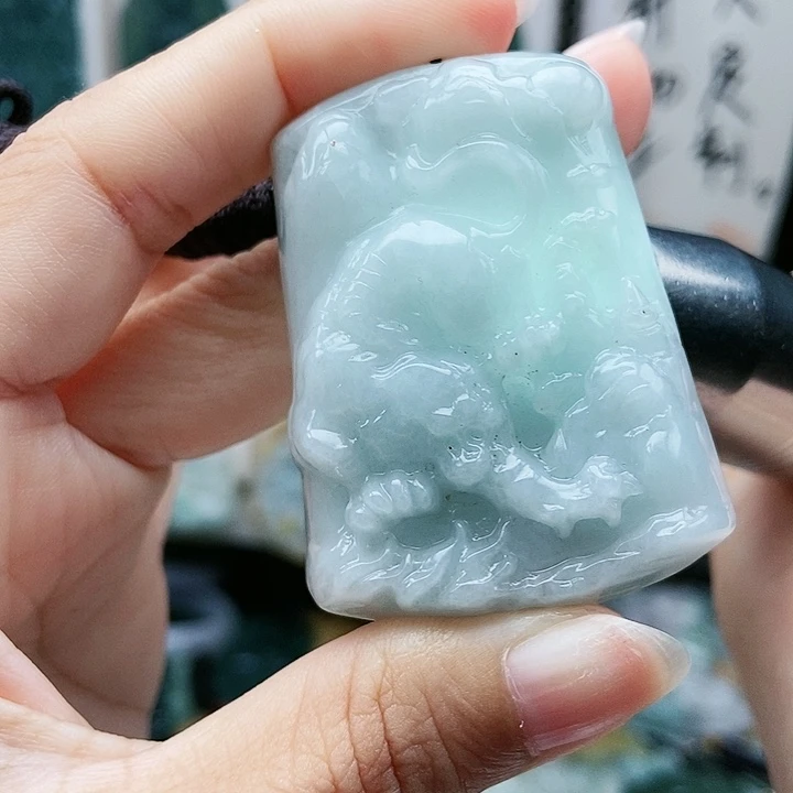 颈饰足铂镶嵌翡翠翡翠