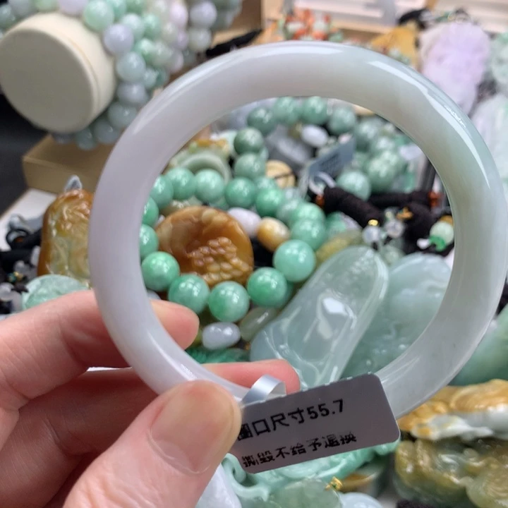 翡翠手镯未镶嵌吊坠