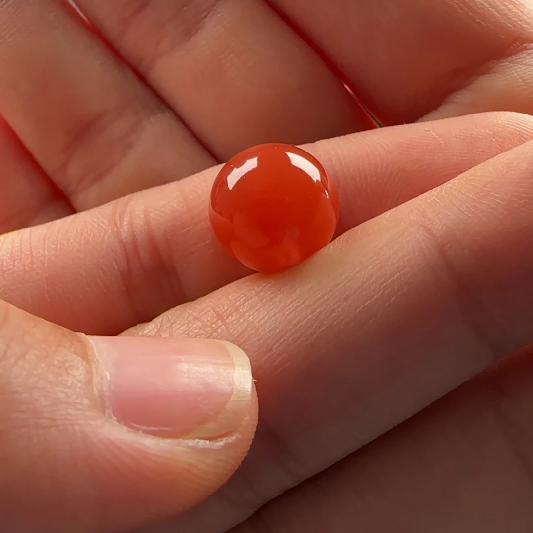 南红玛瑙未镶嵌圆珠：11.5柿子红孔道里面一点白马牙