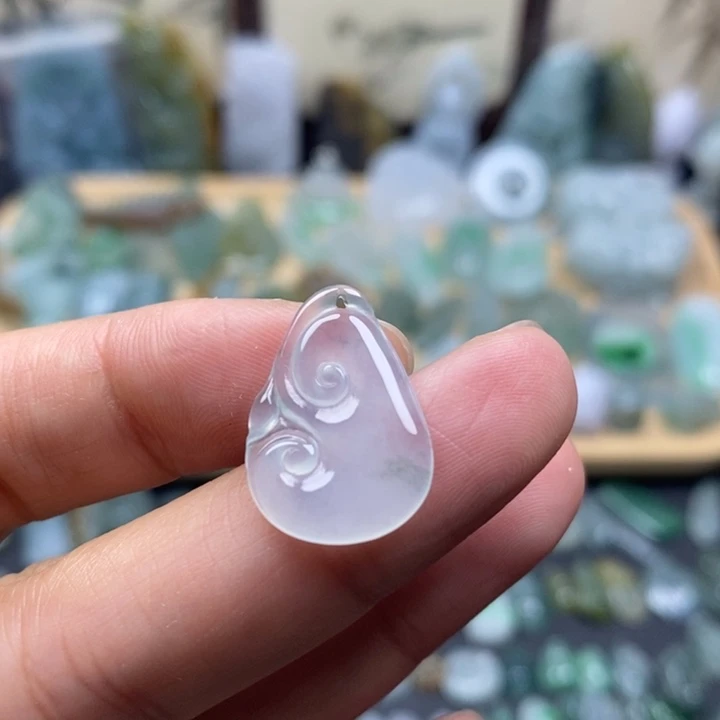 翡翠未镶嵌颈饰如意