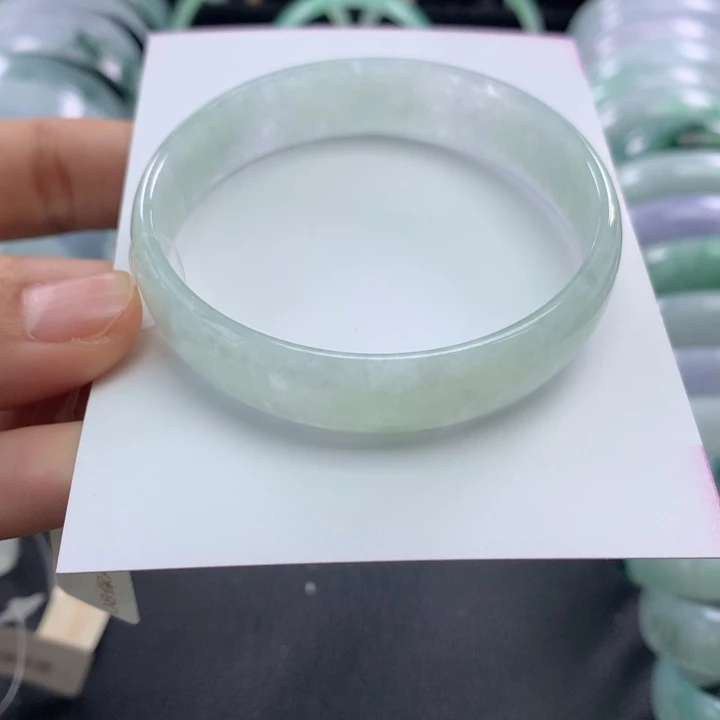 翡翠未镶嵌手镯公主