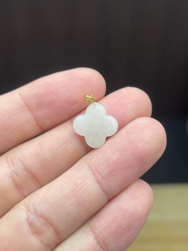 18k金镶嵌四叶草吊坠