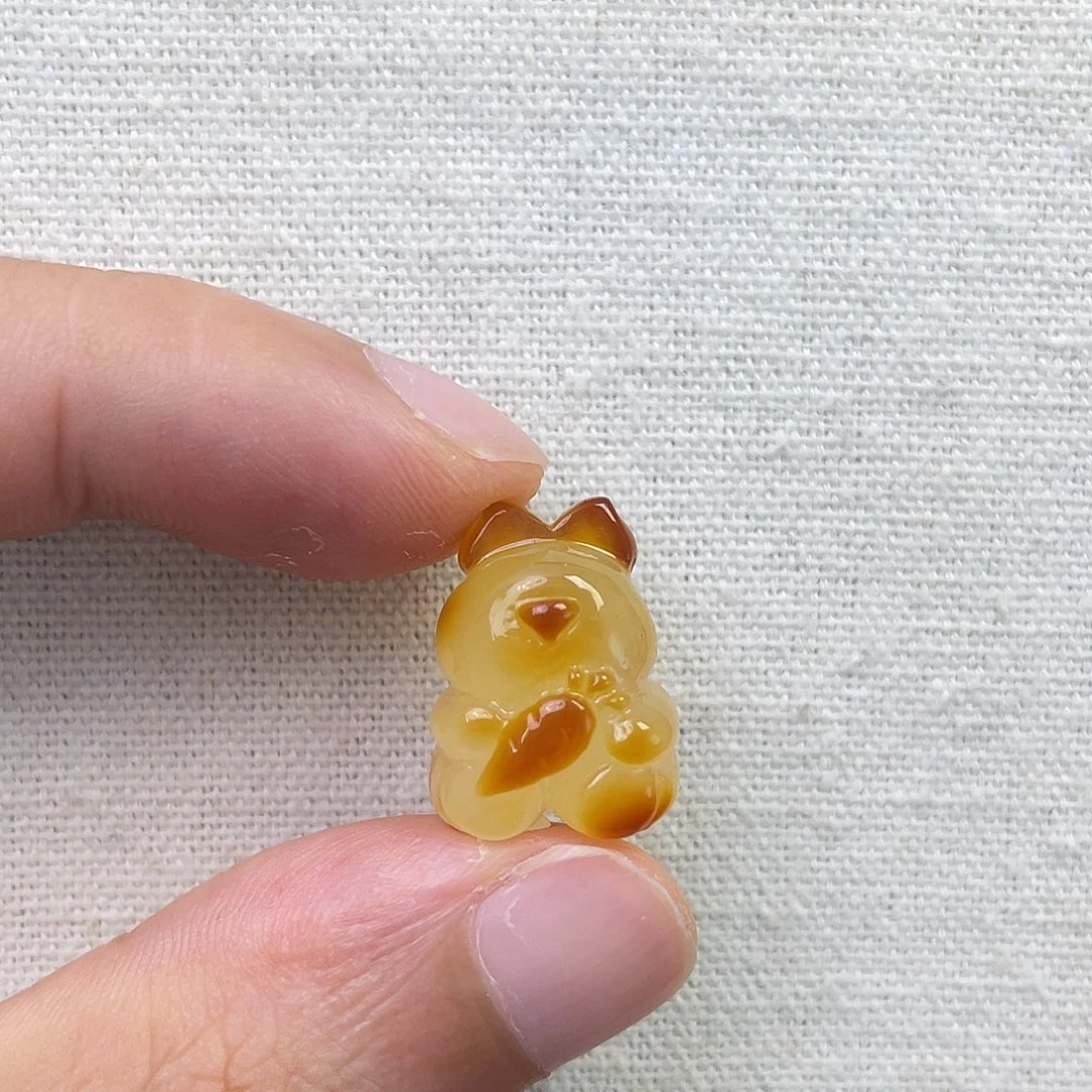裸石琥珀未镶嵌兔子