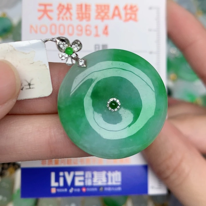 颈饰18K金镶嵌翡翠扣