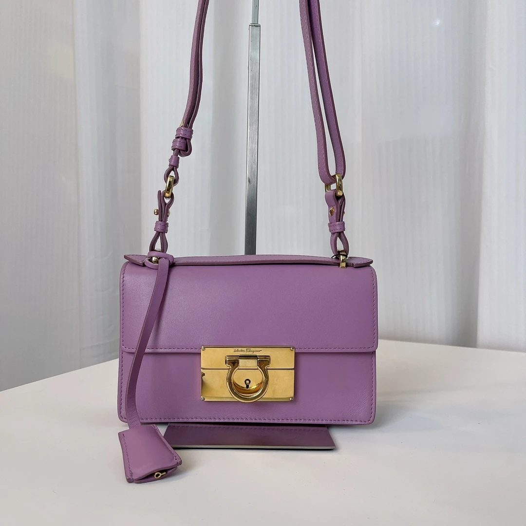 菲拉格慕 紫色牛皮斜挎包底20  B368