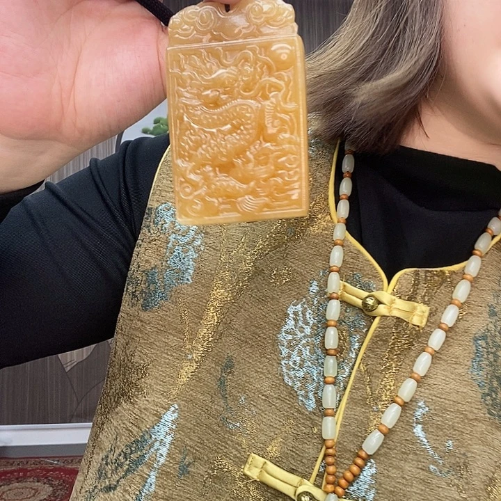 问***愧和田玉未镶嵌颈饰