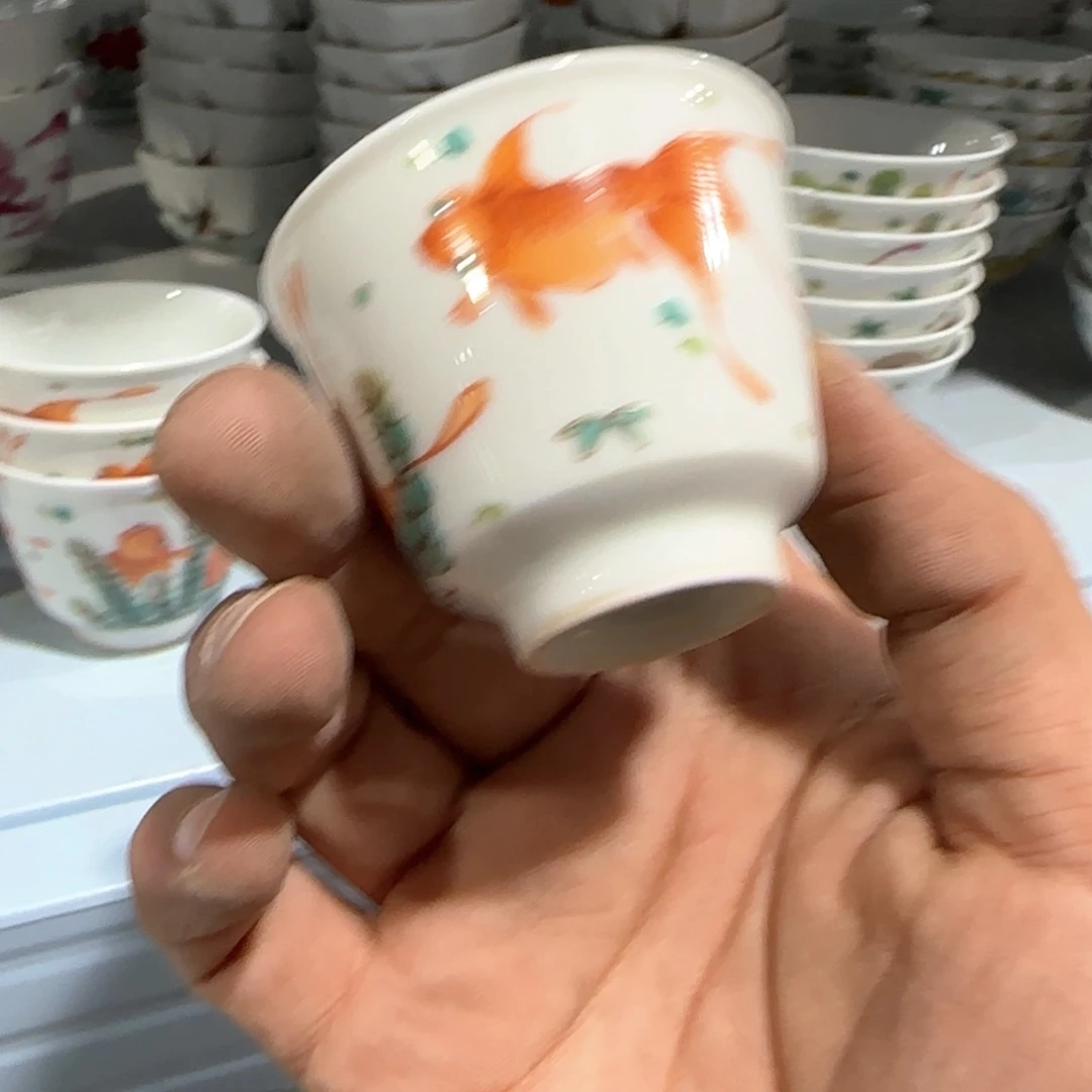 瓷片瓷器上用白泥雕刻了两