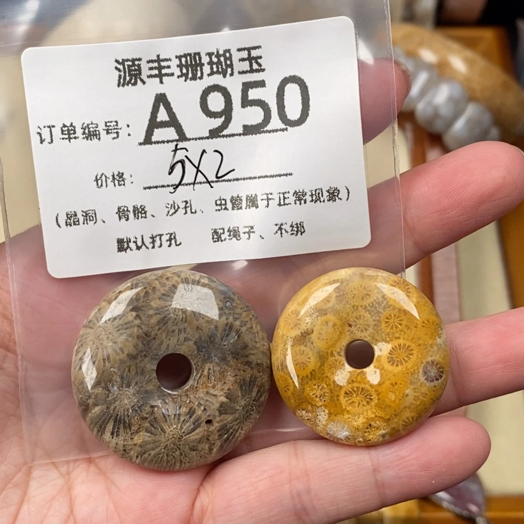 知***索未镶嵌颈饰硅化玉