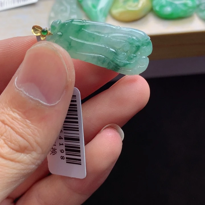 翡翠18K金镶嵌颈饰吊坠