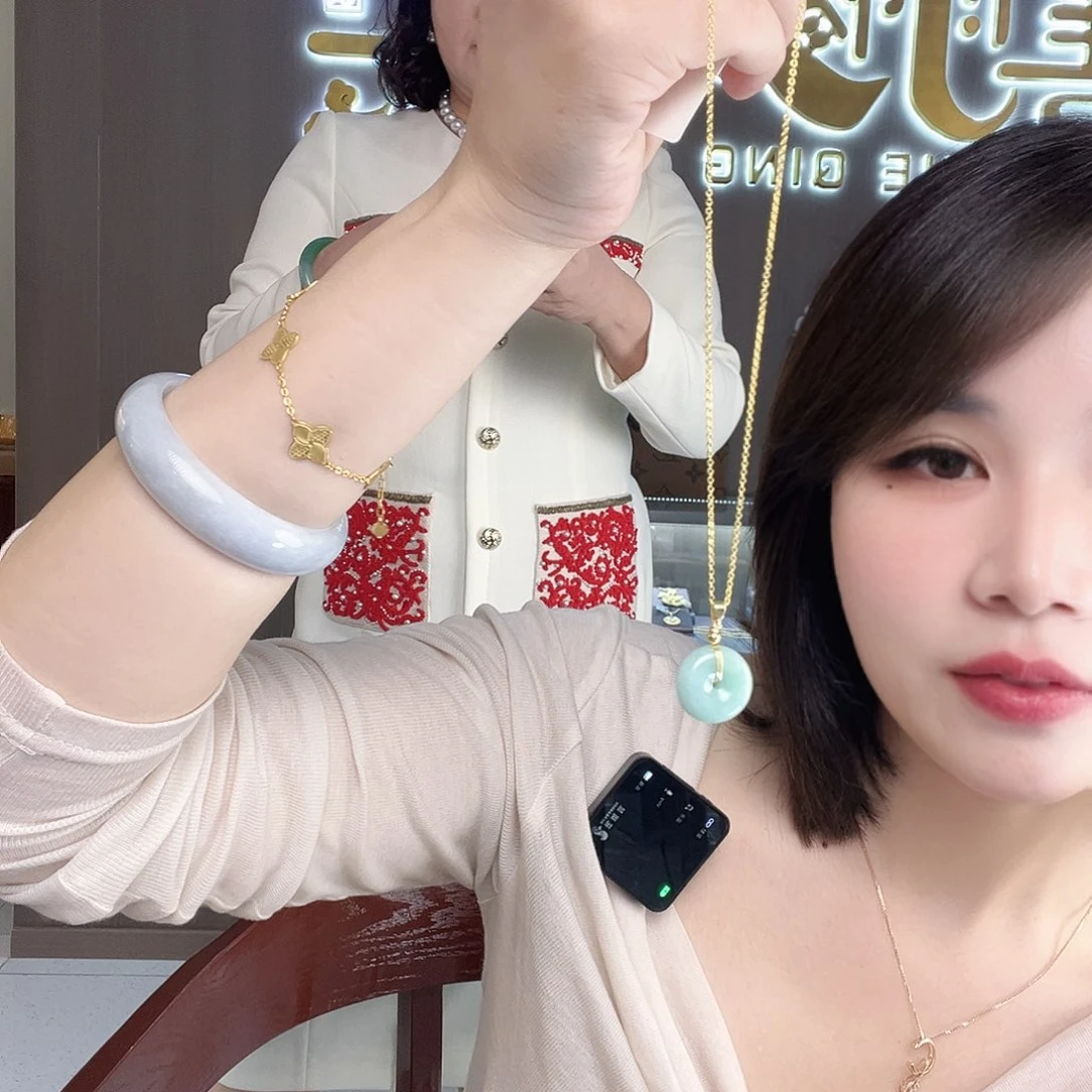 颈饰足银镀金镶嵌翡翠