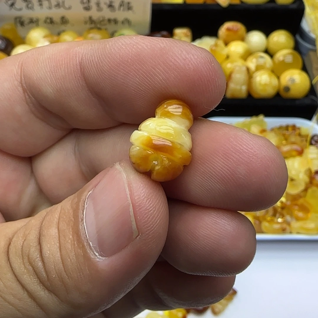 琥珀未镶嵌裸石0.97克有瑕