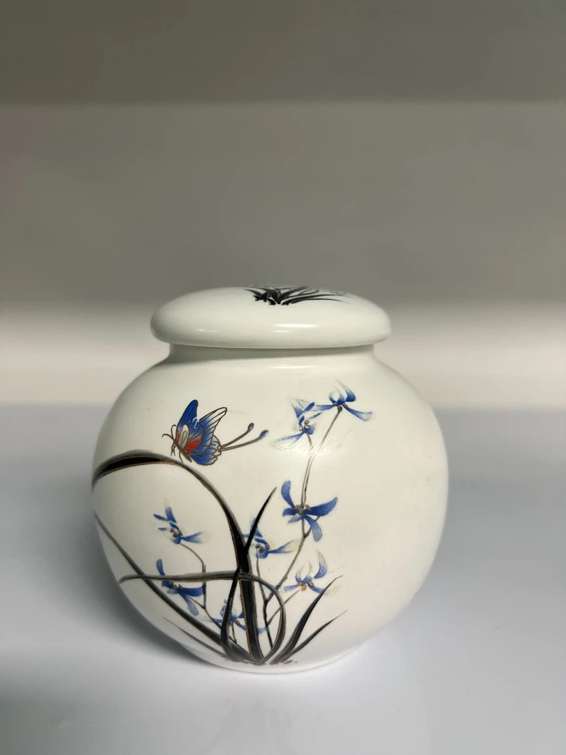 C35景德镇制蝶恋花茶叶罐1件