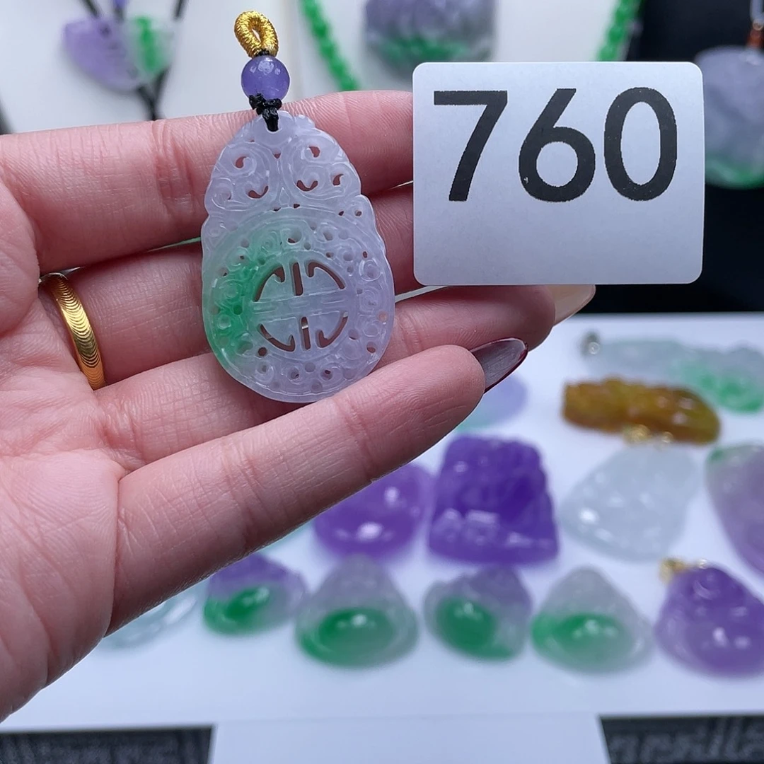 翡翠吊坠(赠链)未镶嵌