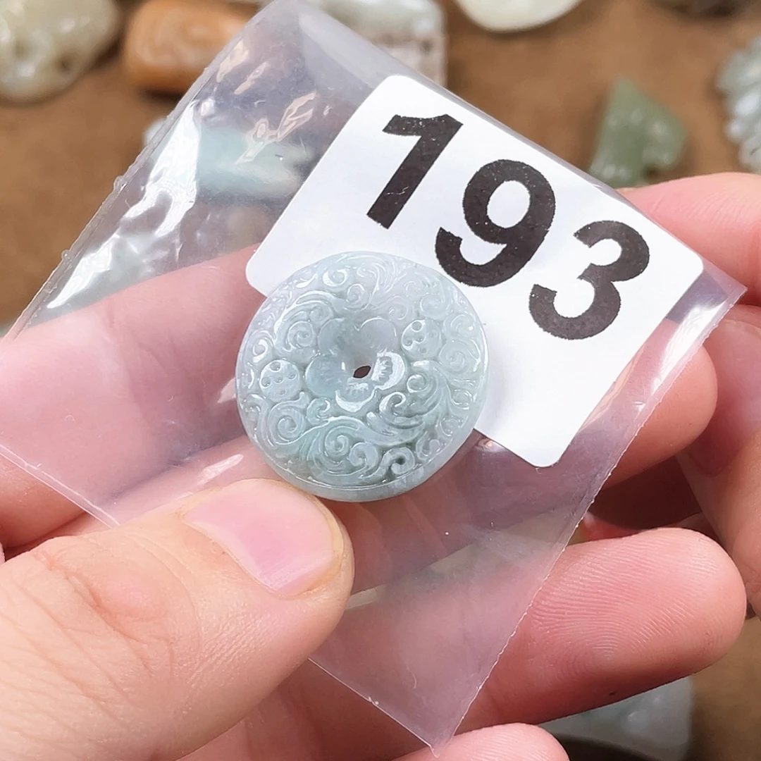 翡翠未镶嵌颈饰yuiiy