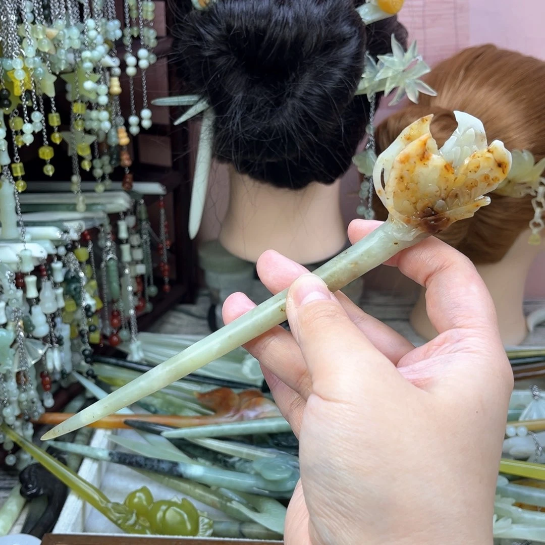 蛇纹石玉发饰未镶嵌长度21.5厘米，双面雕工，立体蝴蝶