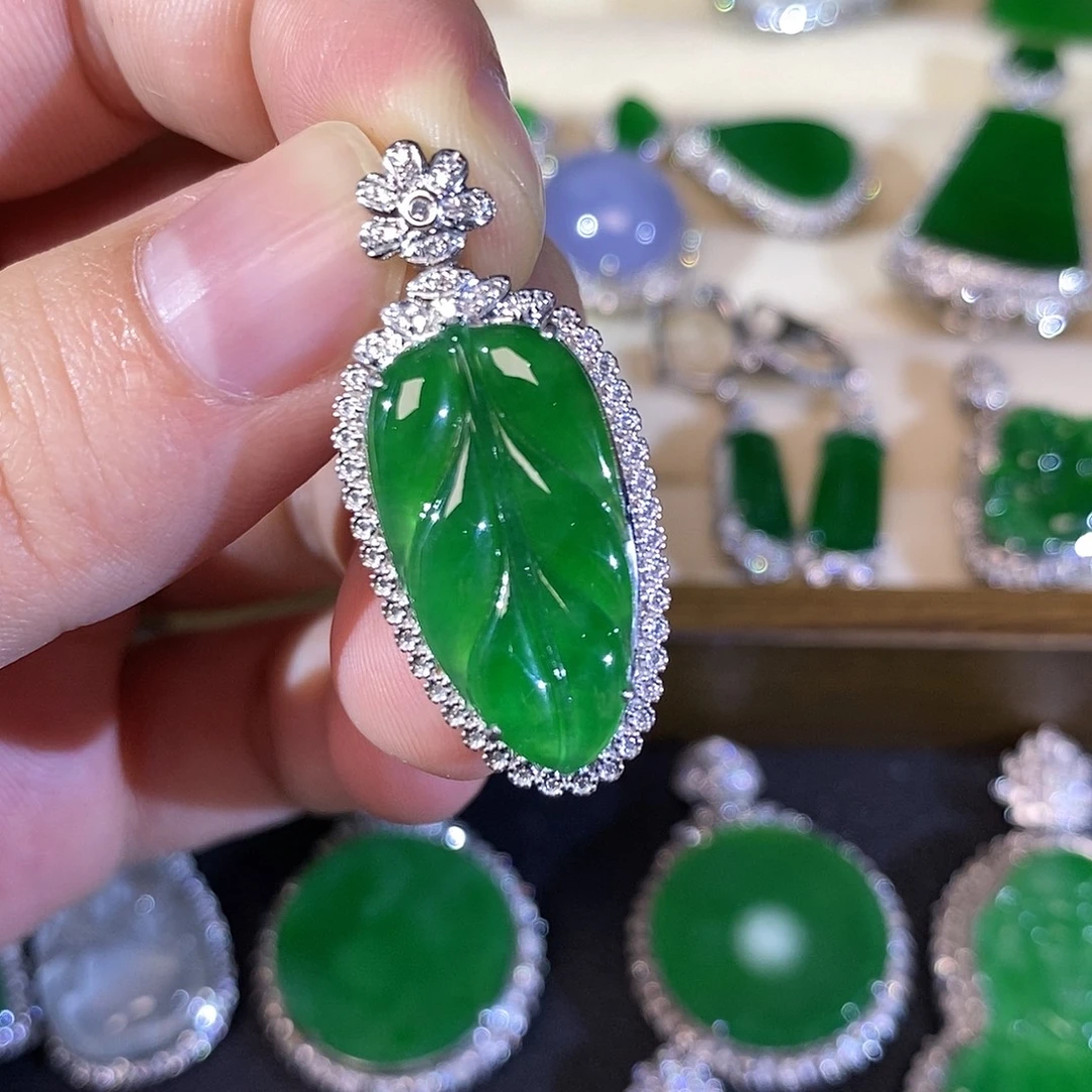 翡翠18K金镶嵌颈饰