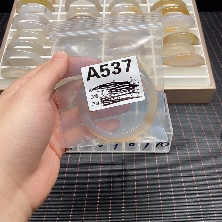 轶***轶玛瑙/玉髓未镶嵌手镯537