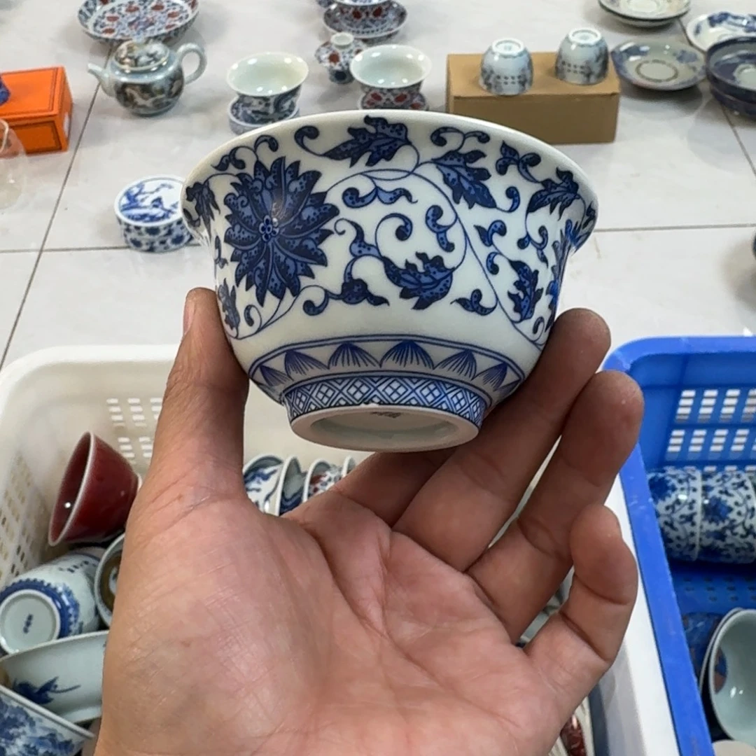 摆件陶青花缠枝莲大压手