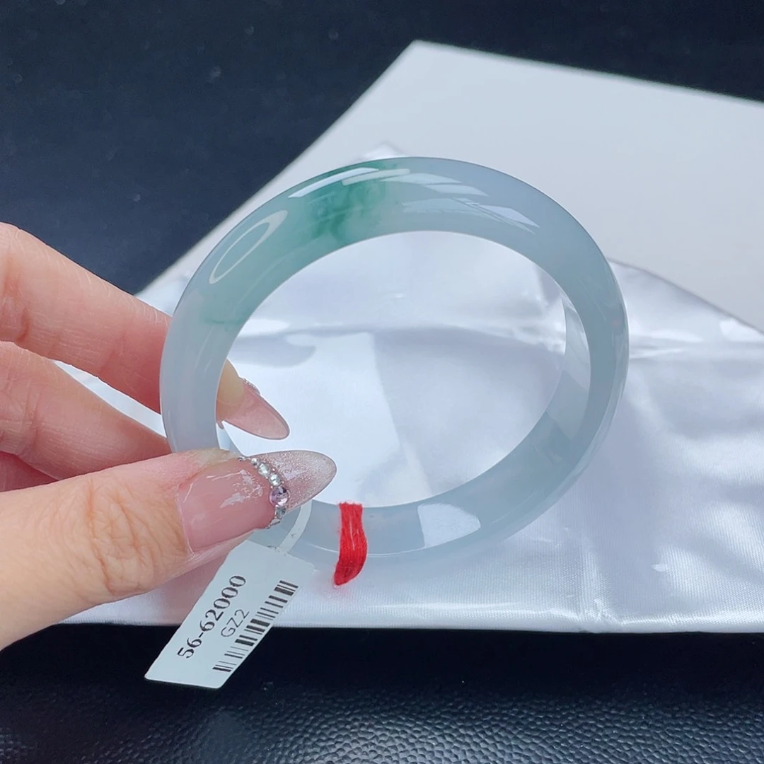 翡翠手镯未镶嵌翡翠