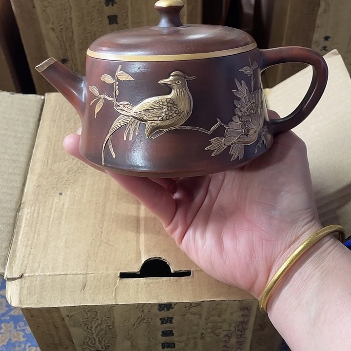 紫砂茶壶原矿泥料，手工制作的一把紫砂壶。
