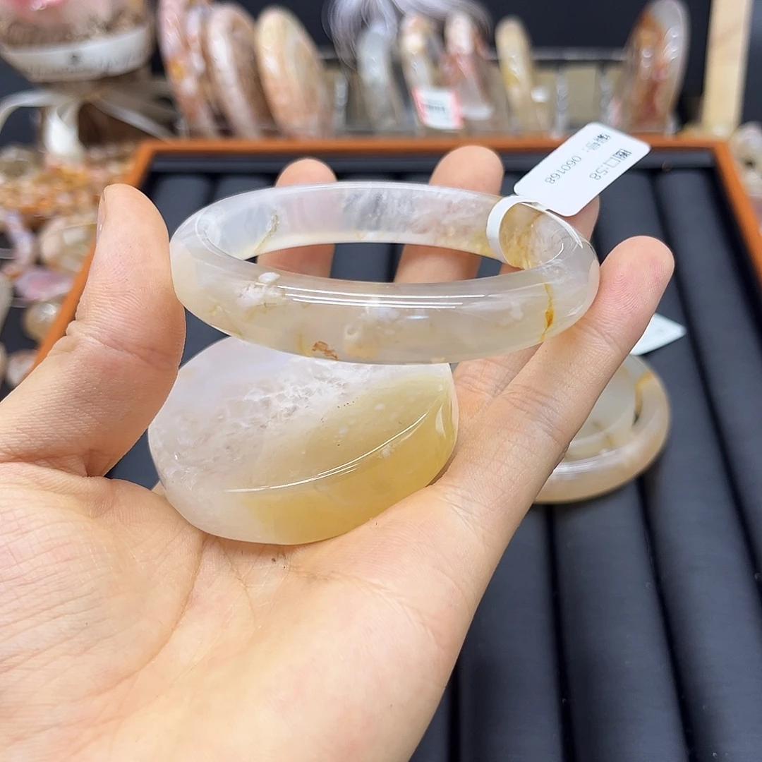 过***方未镶嵌颈饰玛瑙/玉髓