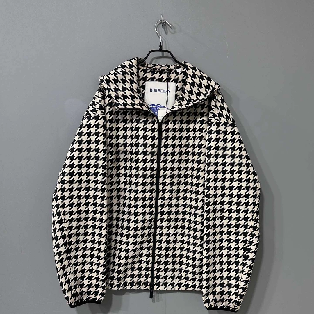 99新 BURBERRY/博柏利 刺绣战马千鸟格满印冲锋衣外套/m码/51464