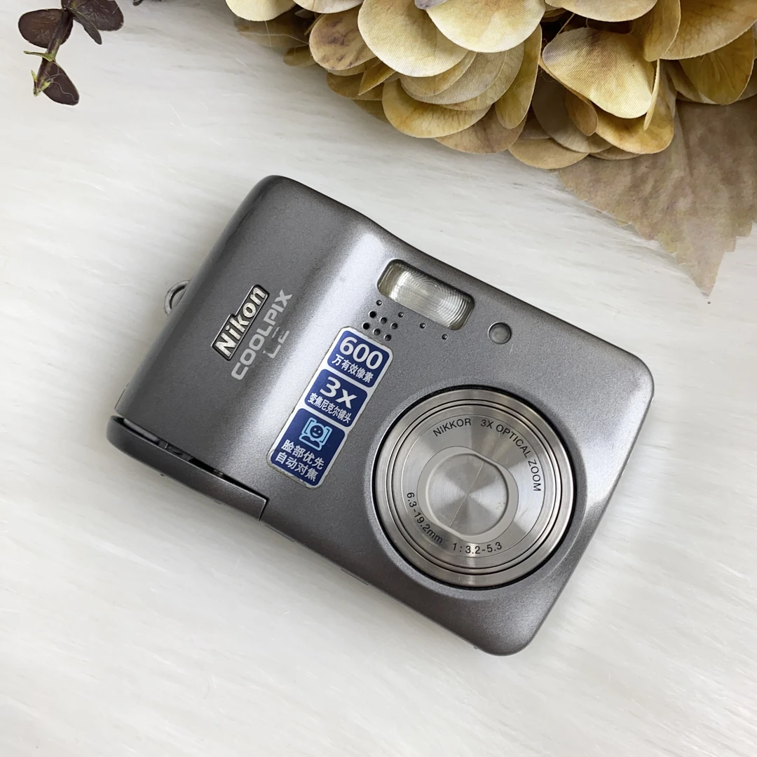 9新 Nikon/尼康 l2福利 电池自备 电池盖有缝隙