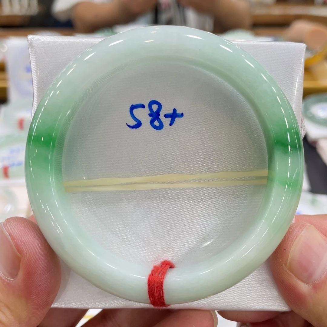 翡翠手镯未镶嵌翡翠