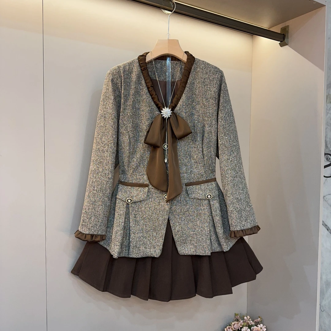 胖妹妹2025春新款大码女装洋气名媛小香风领带结上衣百褶裙两件套