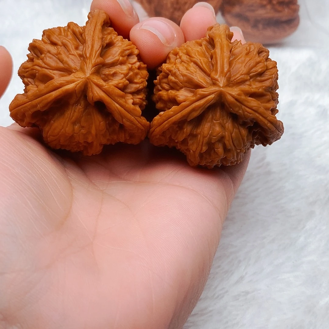 任***。文玩核桃吊坠三棱