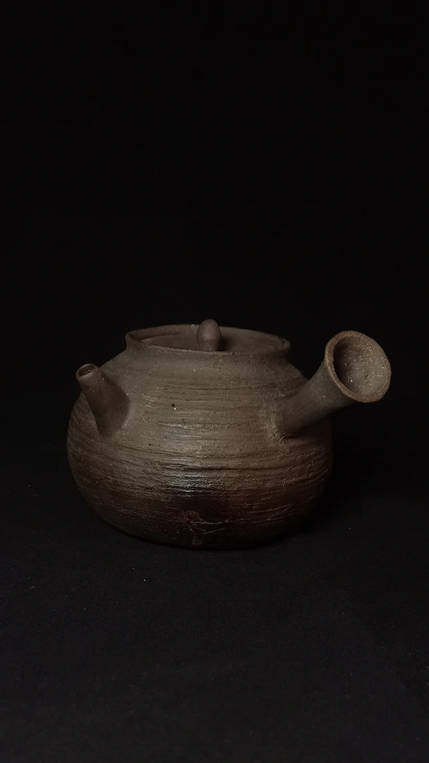 邱彬手捏侧把南蛮煮水壶