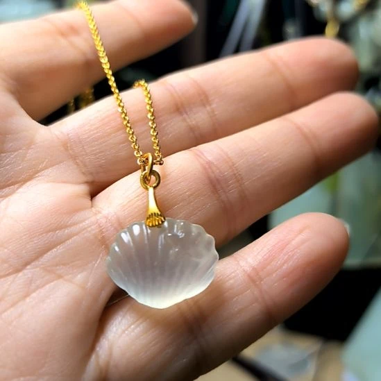 蛇纹石玉未镶嵌颈饰
