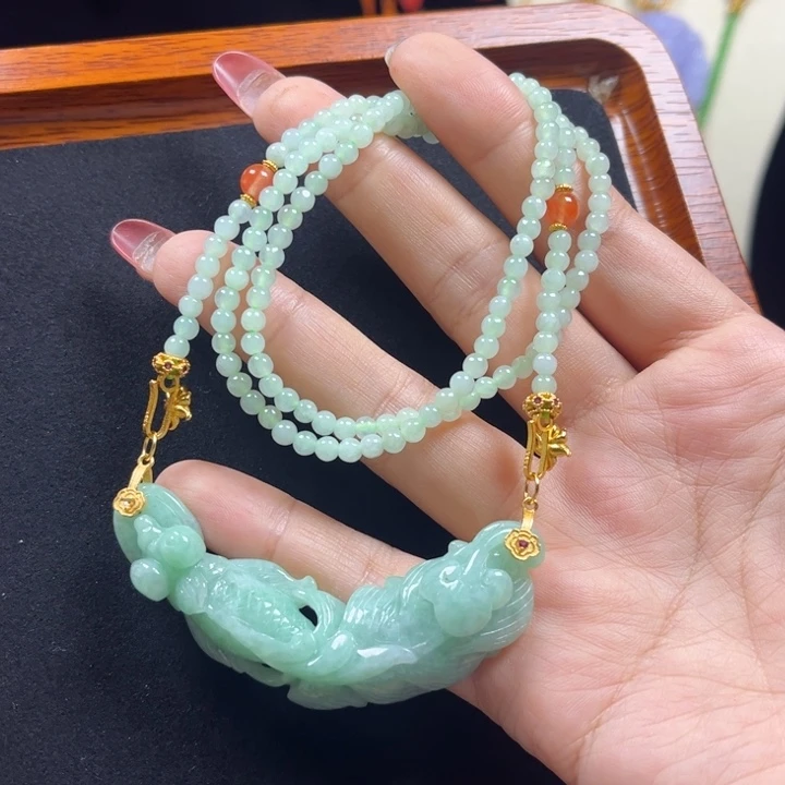 翡翠未镶嵌颈饰锦鲤