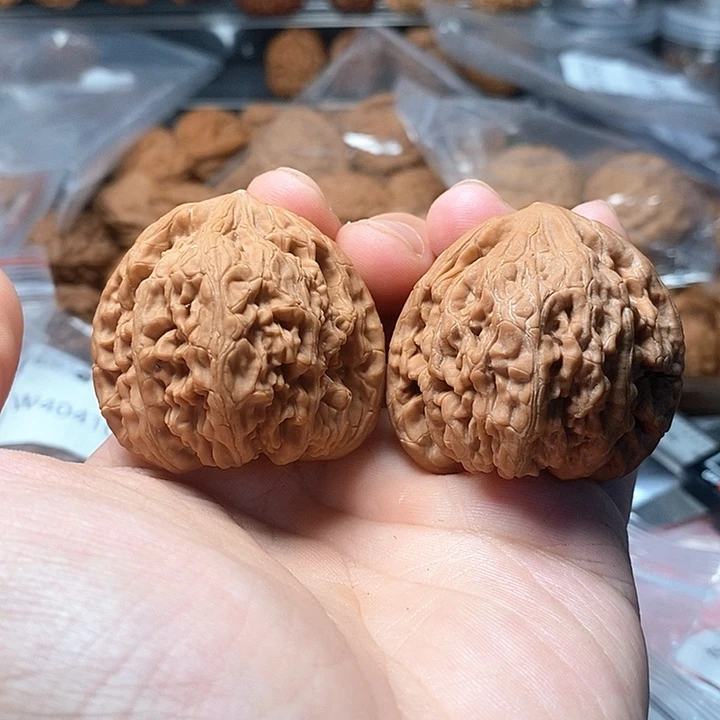 瓜***哥1文玩核桃虎头王42-45